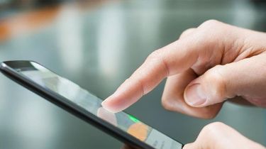 Alt text: Fitur sidik jari dan kartu pelajar di aplikasi absensi